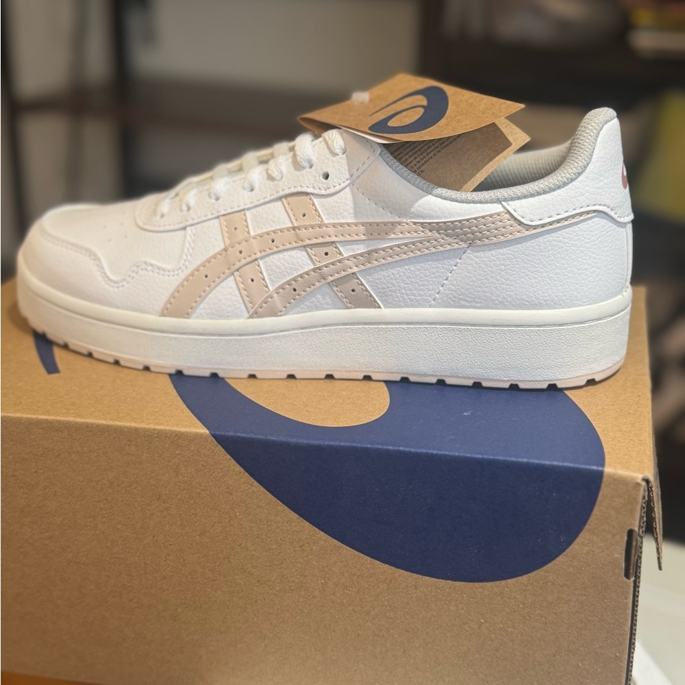 ASICS japan women’s White and Tan golf Sneakers